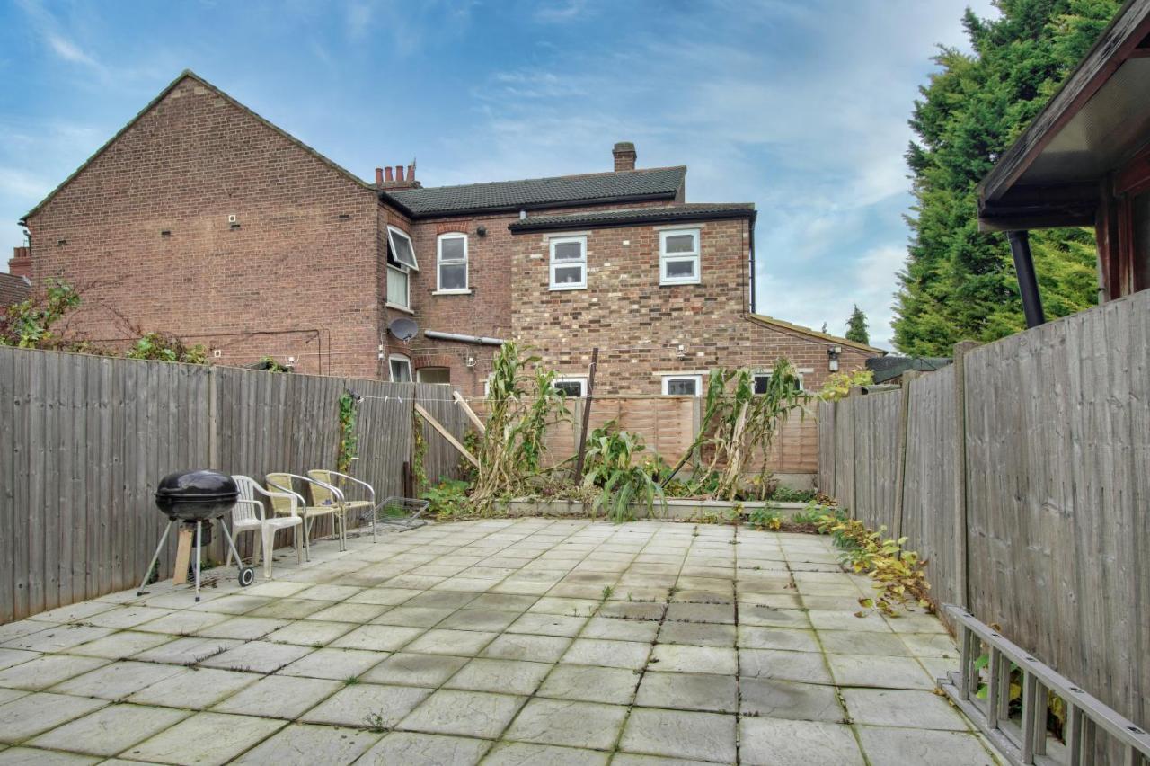 090 Beautiful 1 Bedroom Flat Near Luton Town And Station Екстериор снимка